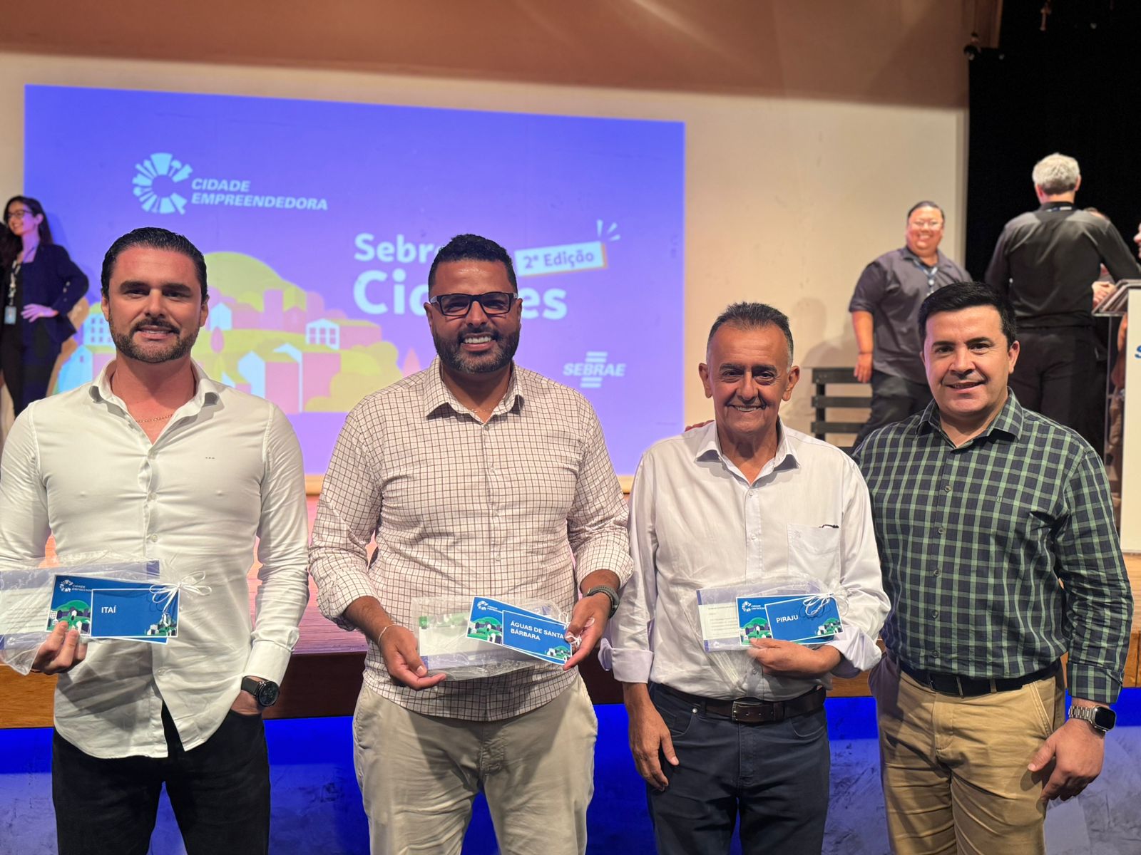 Municípios do Consórcio AMVAPA recebem premiação Cidade Empreendedora em evento do SEBRAE